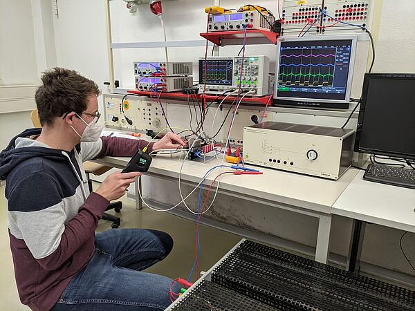 Erprobung neuer Regelverfahren mit einem hart schaltenden DC/DC-Wandler mit Schaltfrequenzen bis 200 kHz