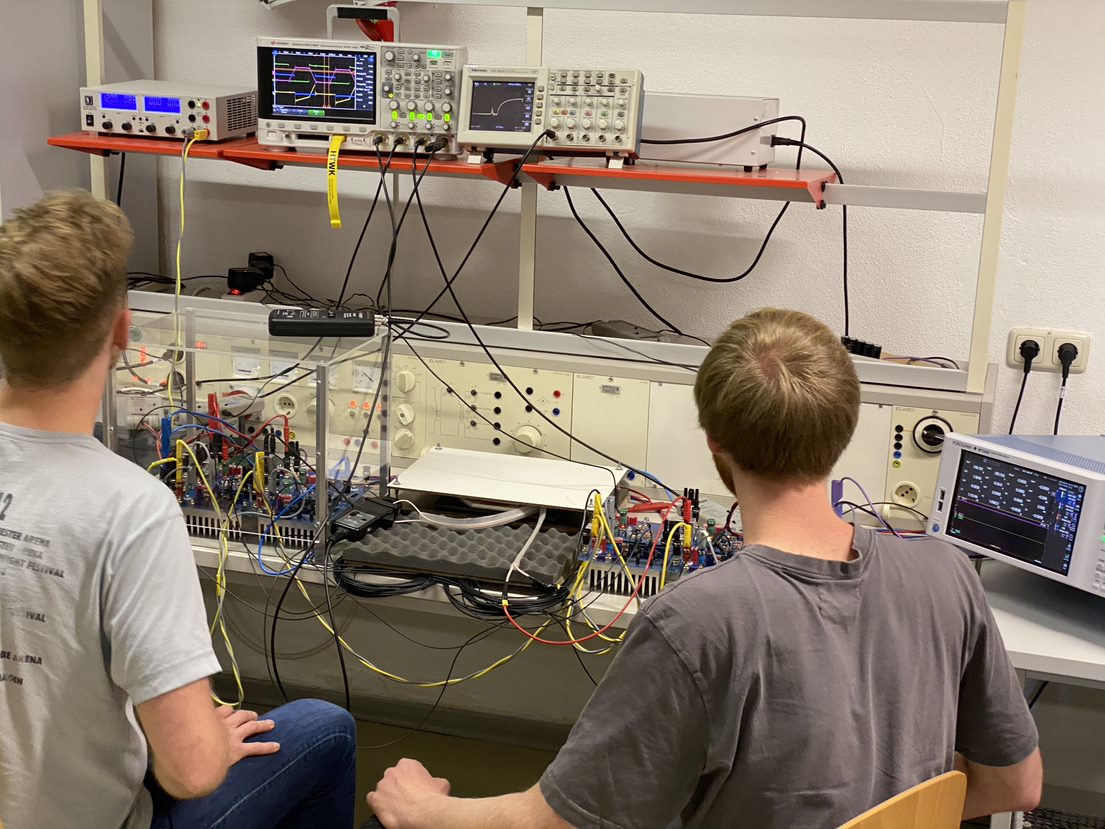 Vermessung des Laboraufbaus einer Dual-Active-Bridge mit einer Schaltfrequenz von 100 kHz Vermessung des Laboraufbaus einer Dual-Active-Bridge mit einer Schaltfrequenz von 100 kHz